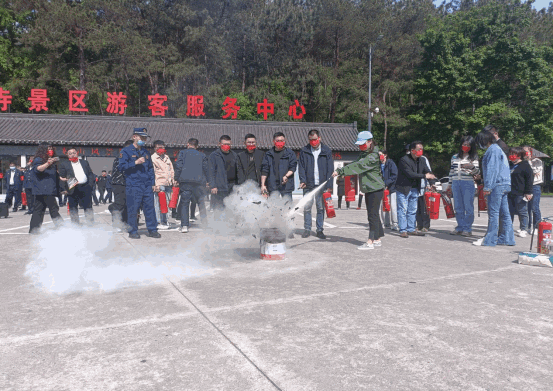 天柱山風(fēng)景區(qū)舉行消防培訓(xùn)演練235.png